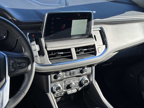 Used 2024 GMC Yukon SLT w/ SLT Luxury Package image 3