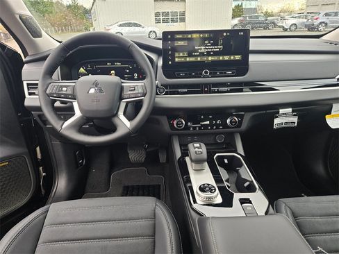 New 2026 Mitsubishi Outlander SE image 8