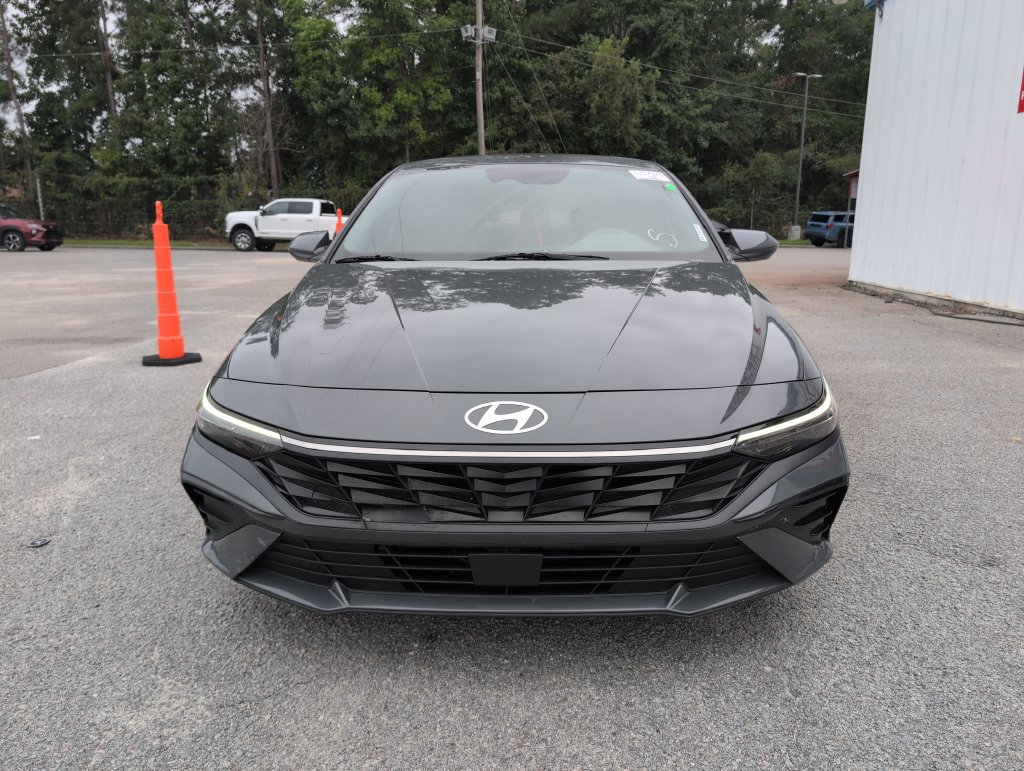 Used 2025 Hyundai Elantra SEL FWD image 3