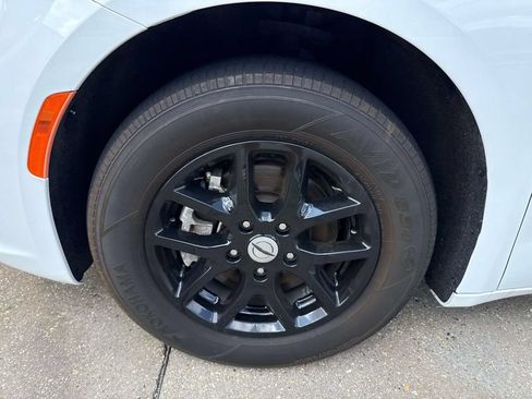 Used 2024 Chrysler Pacifica Touring-L FWD image 4