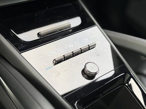 Used 2025 Porsche Cayenne Turbo image 31