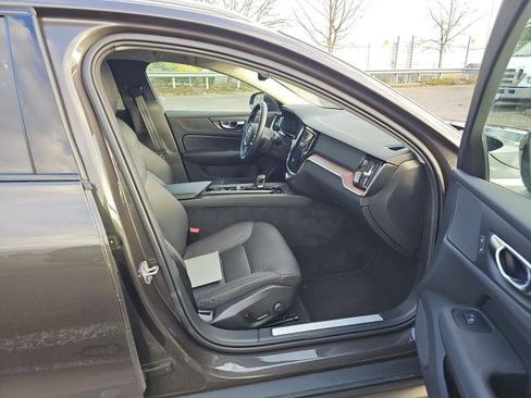 Used 2025 Volvo V60 B5 Cross Country Plus image 10