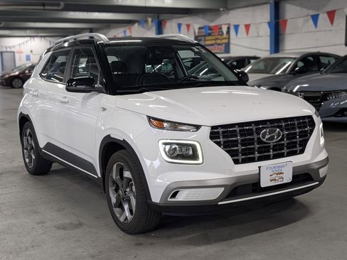 Used 2022 Hyundai Venue Limited image 27