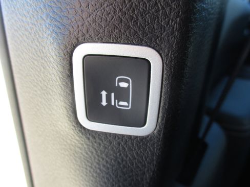 Used 2025 Chrysler Pacifica Select image 39