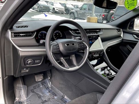 Used 2023 Jeep Grand Cherokee Altitude image 15