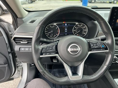 Used 2023 Nissan Altima 2.5 SV w/ SV Premium Package FWD image 13