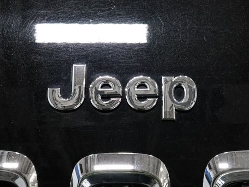 Used 2017 Jeep Cherokee Overland AWD/4WD image 13