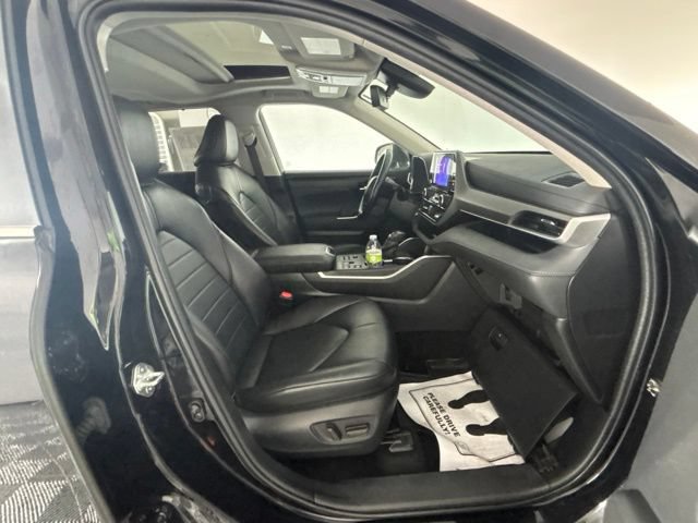 Used 2023 Toyota Highlander XLE AWD/4WD image 31