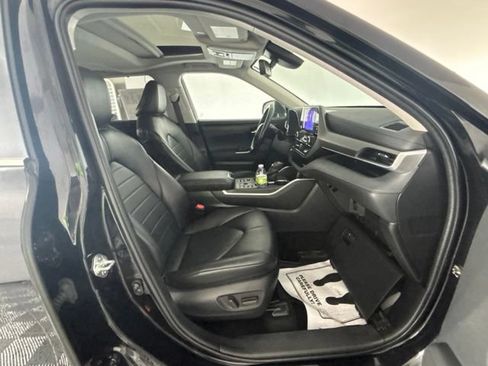 Used 2023 Toyota Highlander XLE AWD/4WD image 31