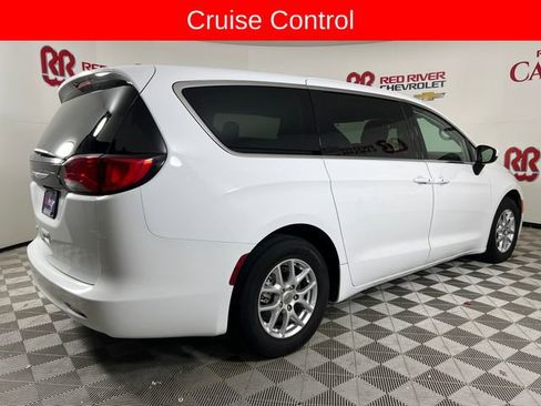 Used 2023 Chrysler Voyager LX image 9