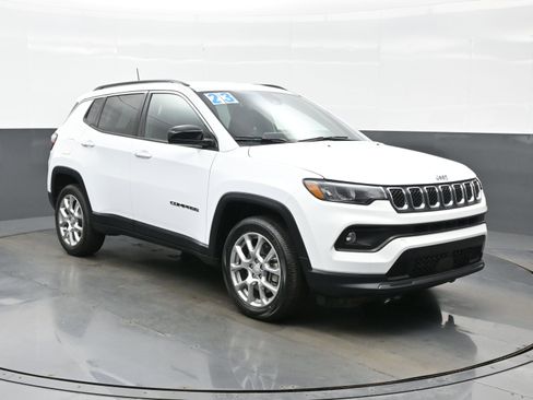 Used 2023 Jeep Compass Latitude image 8