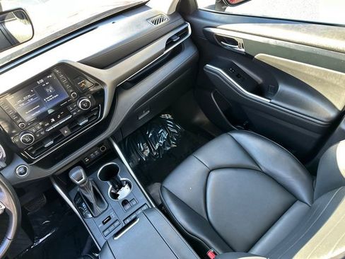 Certified 2022 Toyota Highlander XLE image 38