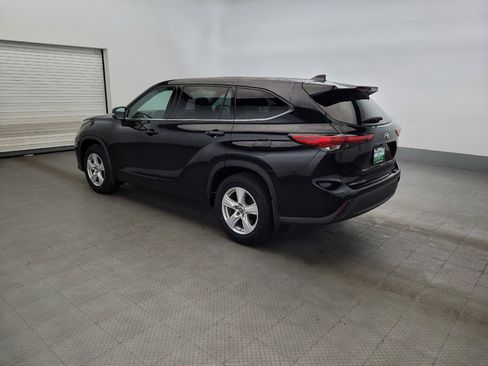 Used 2022 Toyota Highlander LE AWD/4WD image 3