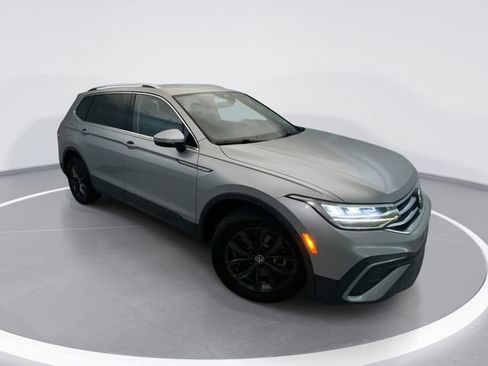Used 2022 Volkswagen Tiguan SE AWD/4WD image 1