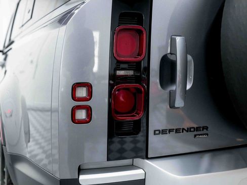 Used 2023 Land Rover Defender 130 SE image 31