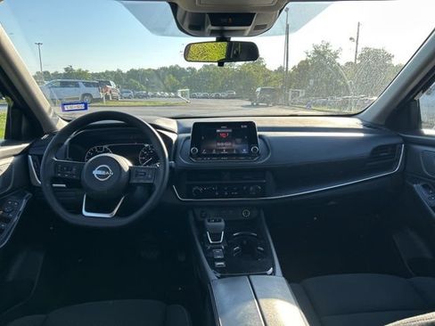 Used 2024 Nissan Rogue S FWD image 5