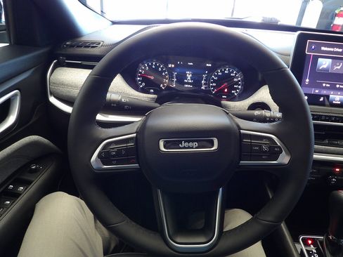 Used 2023 Jeep Compass Latitude w/ Sun and Sound Group AWD/4WD image 29