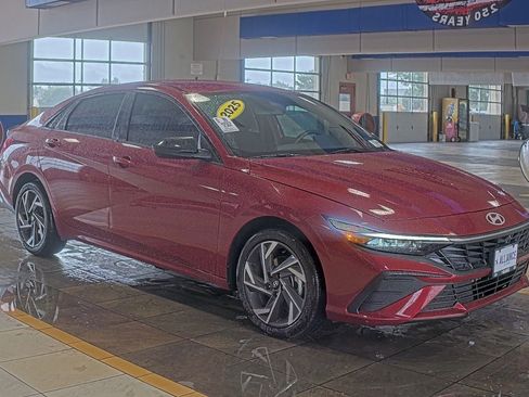 Used 2025 Hyundai Elantra Sport FWD image 2