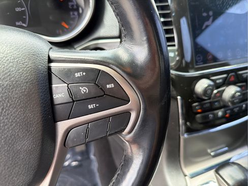Used 2021 Jeep Grand Cherokee Laredo X RWD image 12