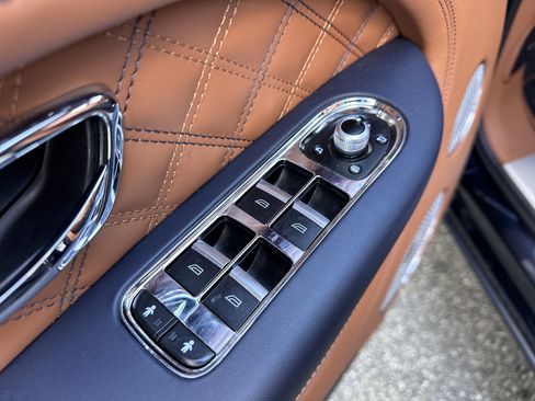 Used 2022 Bentley Bentayga image 12