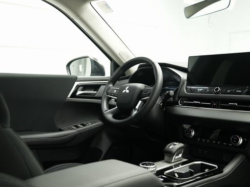 Used 2025 Mitsubishi Outlander ES image 31