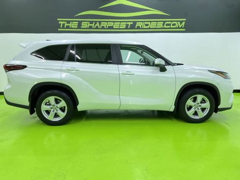 Used 2024 Toyota Highlander LE AWD/4WD image 11