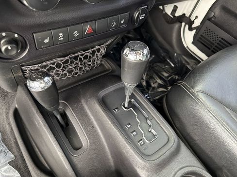Used 2015 Jeep Wrangler Unlimited Rubicon AWD/4WD image 27