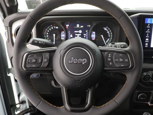 Used 2024 Jeep Wrangler Unlimited w/ Convenience Group image 18