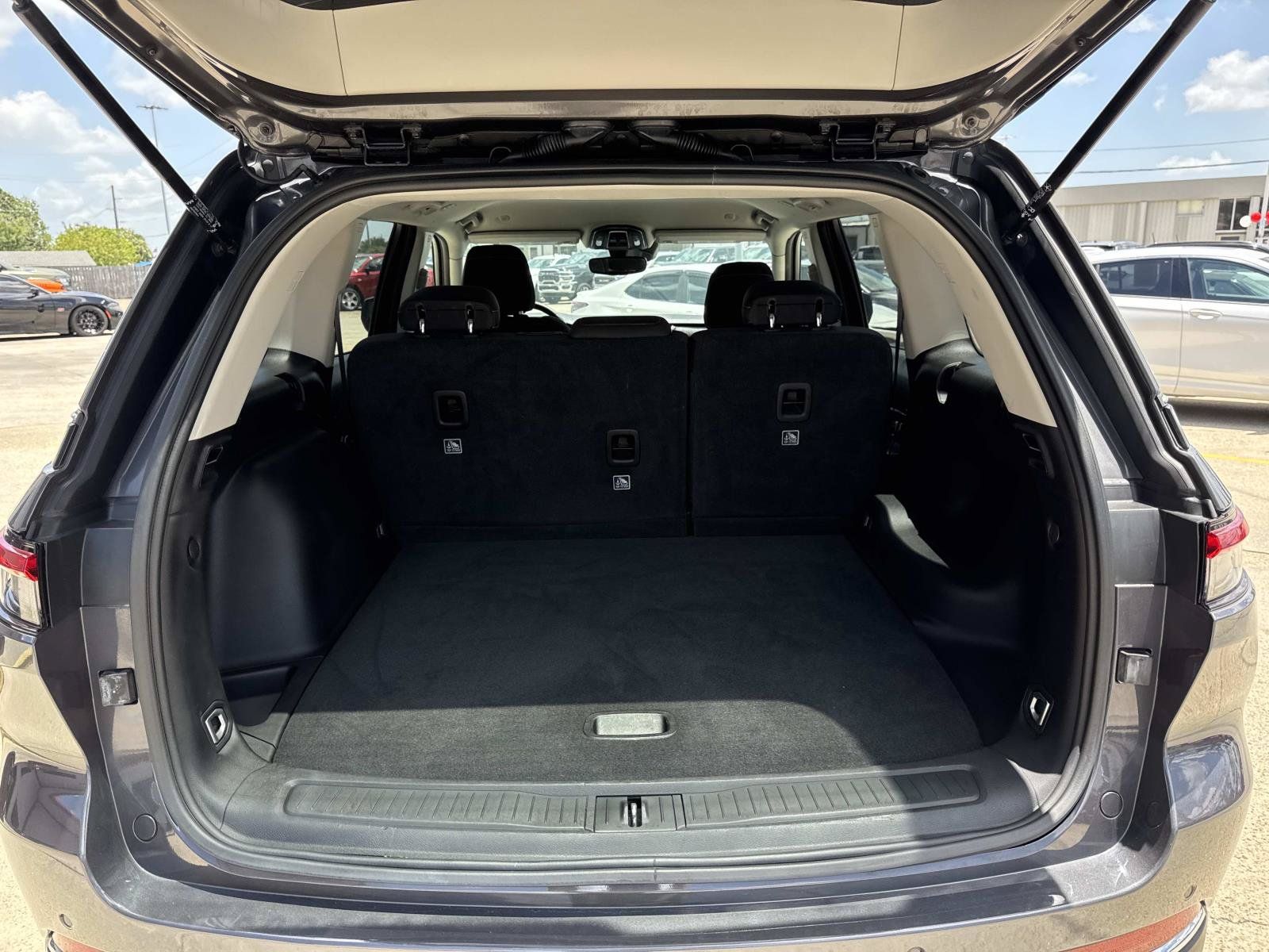 Used 2024 Jeep Grand Cherokee Laredo RWD image 8