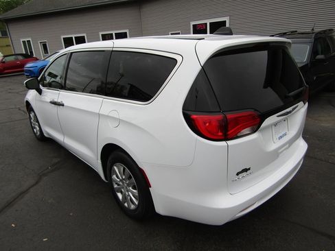 Used 2020 Chrysler Voyager L FWD image 3