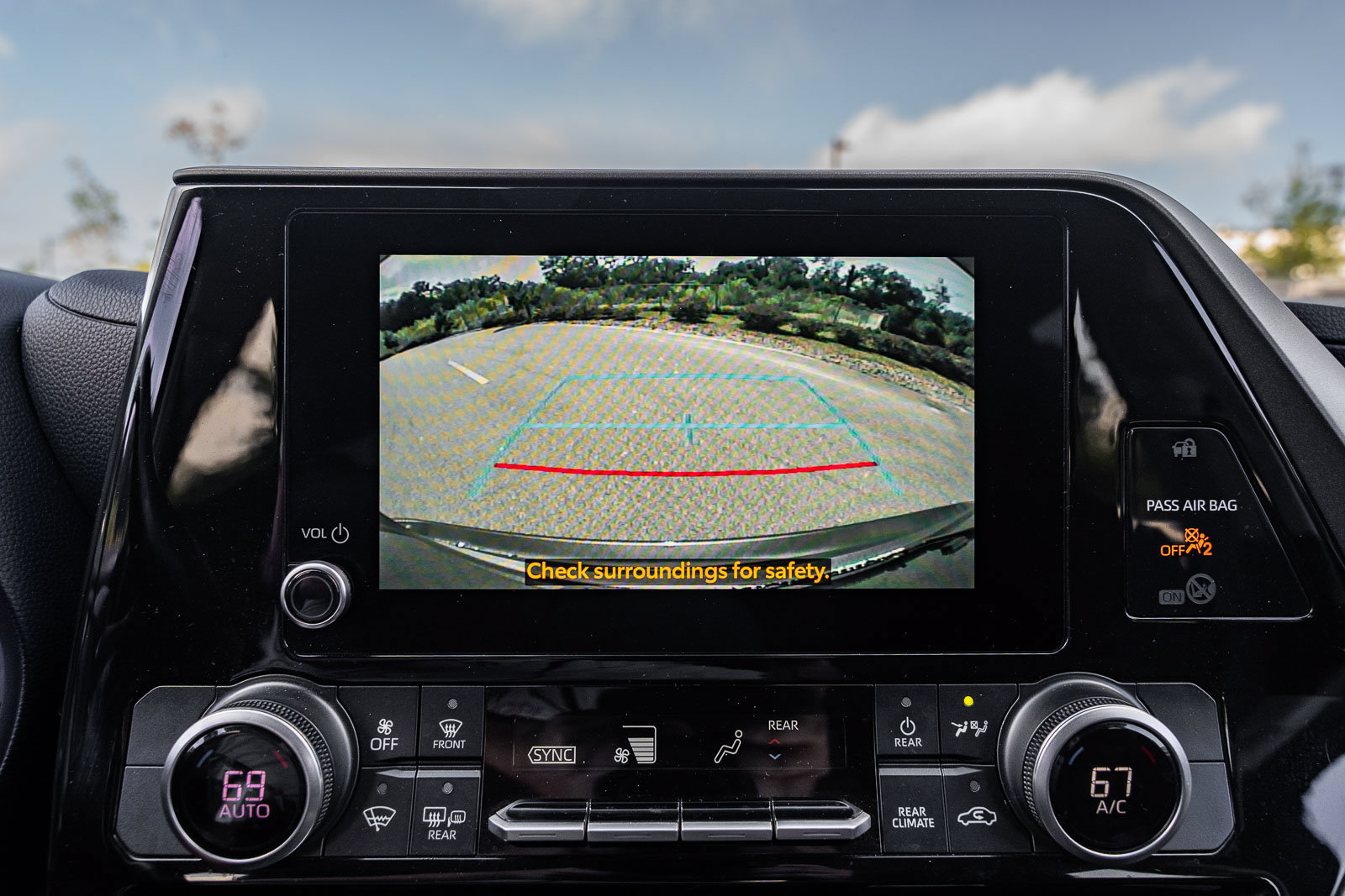 Used 2024 Toyota Highlander LE FWD image 32