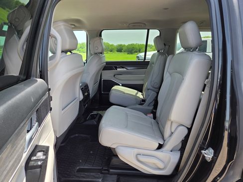 Used 2024 Jeep Wagoneer Series III AWD/4WD image 14