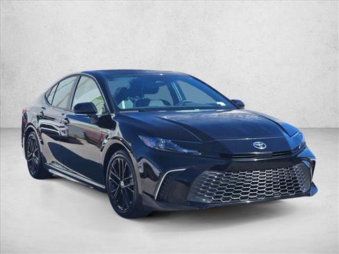 Used 2025 Toyota Camry SE image 3