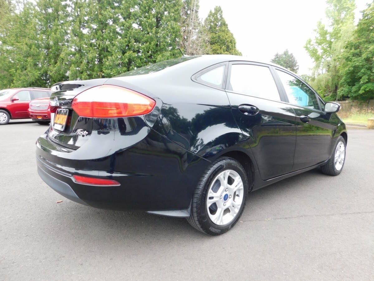 Used 2016 Ford Fiesta SE FWD image 2