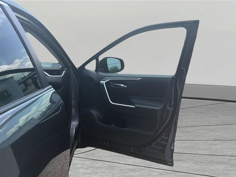 Used 2025 Toyota RAV4 XLE FWD image 20