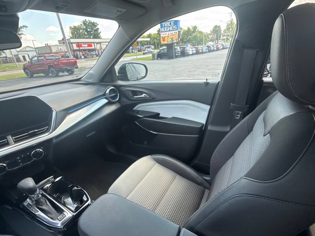 Used 2025 Chevrolet Trax LT FWD image 15