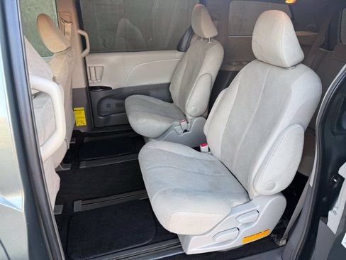 Used 2012 Toyota Sienna FWD image 16