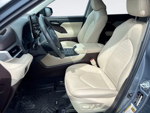 Used 2022 Toyota Highlander XLE AWD/4WD image 11