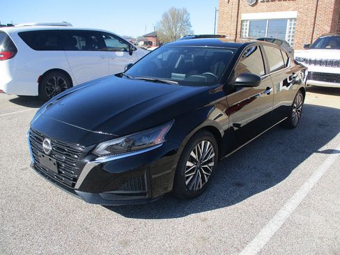 Used 2024 Nissan Altima 2.5 SV FWD image 3