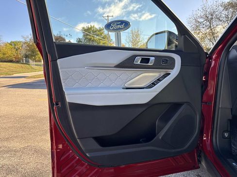 Used 2025 Ford Explorer Platinum w/ LUX Leather Package image 16