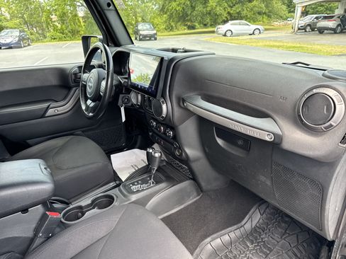 Used 2018 Jeep Wrangler Unlimited Sport S AWD/4WD image 32