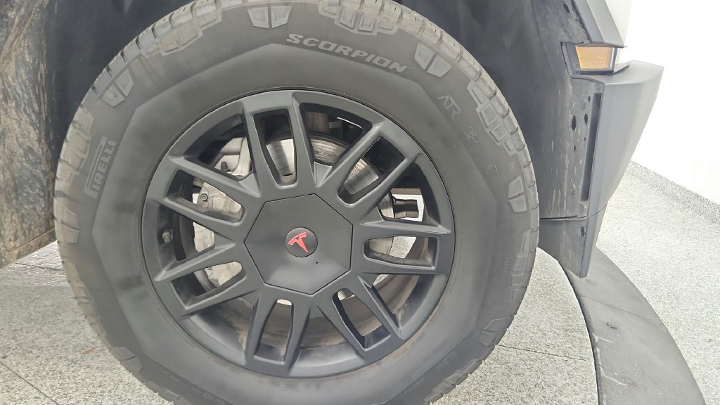 Used 2024 Tesla Cybertruck AWD Crew Cab image 43