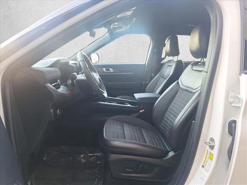 Used 2025 Ford Explorer ST-Line w/ ST-Line Street Pack image 9