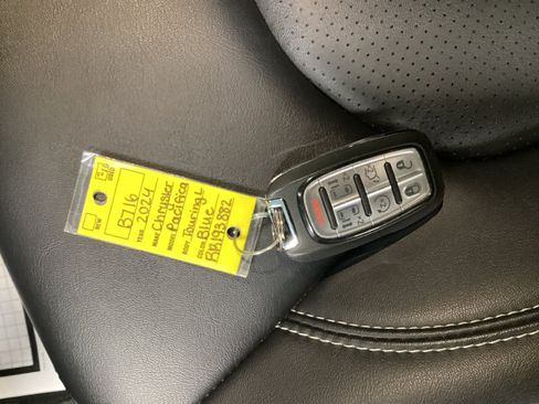 Used 2024 Chrysler Pacifica Touring-L FWD image 36
