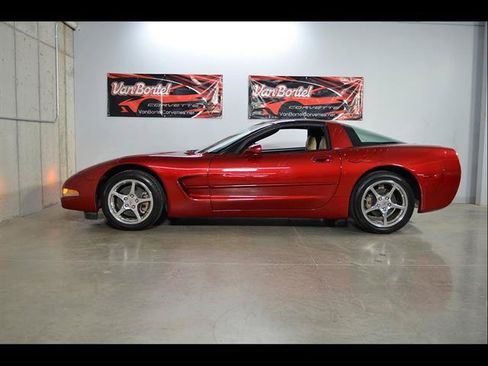 Used 2004 Chevrolet Corvette Coupe w/ Preferred Equipment Group RWD image 24