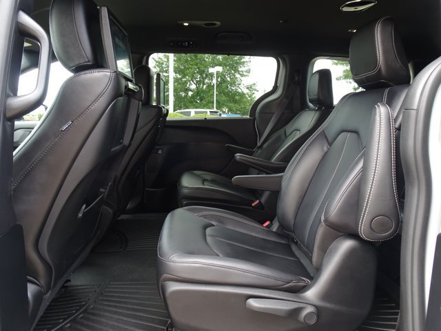 Used 2024 Chrysler Pacifica Limited w/ Uconnect Theater Family Group FWD image 16