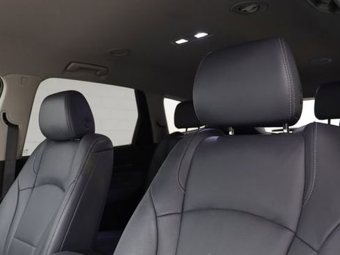 Used 2020 Buick Enclave Essence image 12