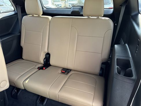 Used 2023 Chevrolet Traverse Premier image 11