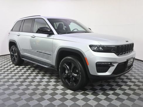 Used 2025 Jeep Grand Cherokee Limited w/ Black Appearance Package AWD/4WD image 8