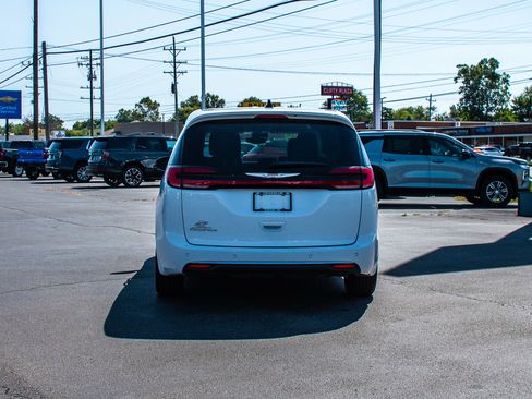 Used 2024 Chrysler Pacifica Touring-L FWD image 6